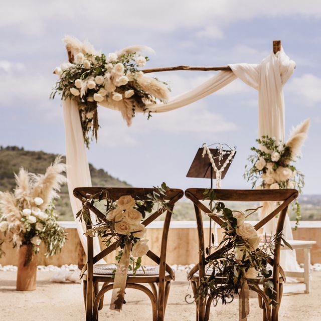 Arche de mariage naturelle décorée de fleurs séchées et voilage