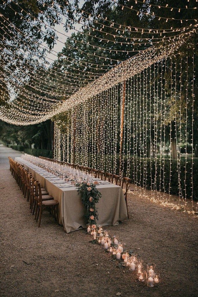 Ambiance guinguette chic avec guirlandes lumineuses pour mariage
